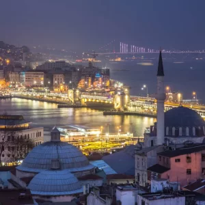 Crucero nocturno con cena y espectáculo