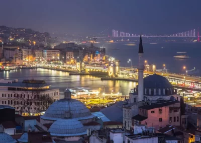 Crucero nocturno con cena y espectáculo