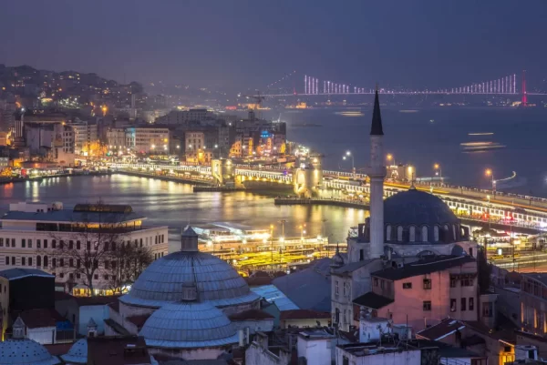 Crucero nocturno con cena y espectáculo