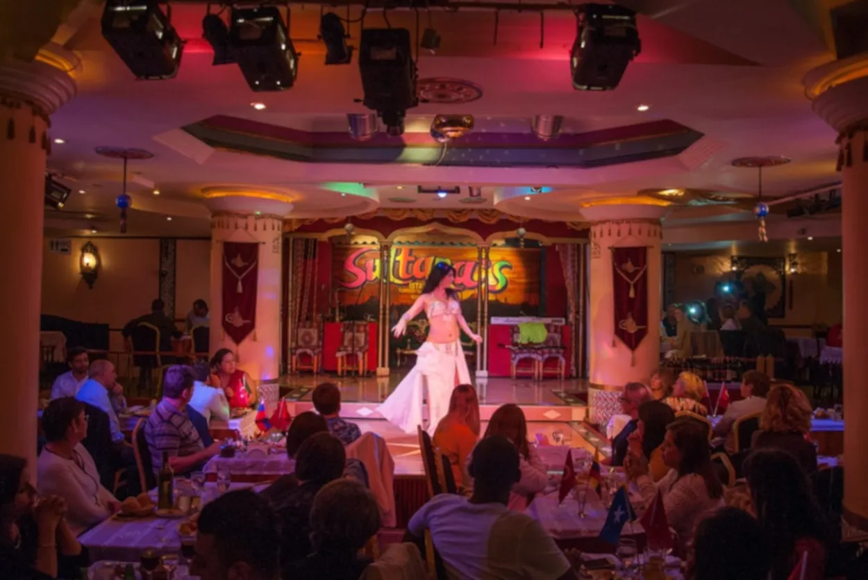 Espectáculo de danza de vientre con cena - Estambul en Español
